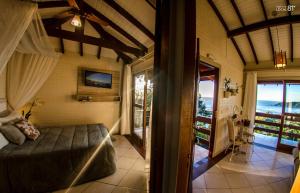 普拉亞做羅莎的住宿－Morada da Lagoa，一间卧室配有一张床,享有海景