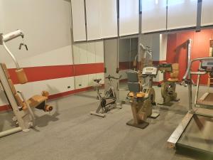 una palestra con diverse attrezzature sportive in una stanza di Plus Welcome Milano a Milano