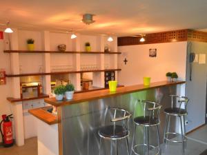 Dapur atau dapur kecil di Charming farmhouse in Waimes with pool