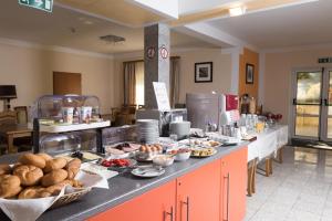 bufet z chlebem i innymi potrawami w obiekcie Hotel Breitenlee w Wiedniu