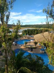 Blick auf ein Resort mit einer Wasserfläche in der Unterkunft Enseada Nautico Residence in Caldas Novas