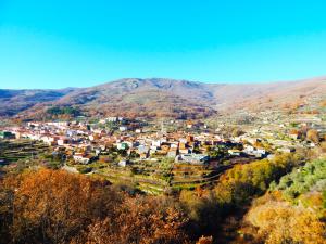 vistas a una pequeña ciudad en las montañas en Casa Rural Parada Real en Garganta la Olla