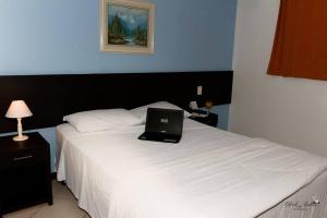 Postel nebo postele na pokoji v ubytování Crystal Apart Hotel