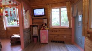 TV a/nebo společenská místnost v ubytování Old Farmer Homestay