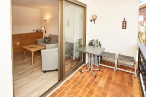 ein Zimmer mit einem Tisch und Stühlen sowie einem Esszimmer in der Unterkunft Oberstdorfer Bergwelt 213 in Oberstdorf