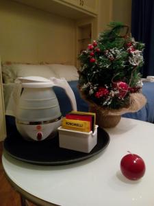 een tafel met een kom en een kerstboom erop bij Mezzocammino Short Rent Apartment - CIU5125 in Mostacciano 