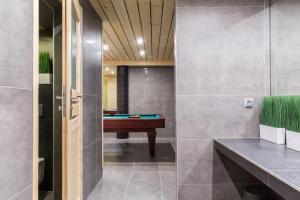 une salle de bains avec un billard en arrière-plan dans l'établissement Apartament PAJO II -Rezydencja Tatry--GROTA SOLNA--BALKON--PARKING, à Zakopane 95 autres photos