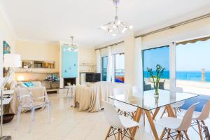 罗希姆诺Elytis Panoramic View的海景用餐室和客厅