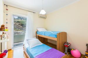 罗希姆诺Elytis Panoramic View的一间卧室，有两张双层床和一扇窗户