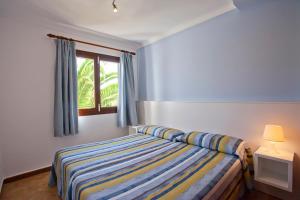 Ένα ή περισσότερα κρεβάτια σε δωμάτιο στο Apartamentos Cristina +43 φωτογραφίες