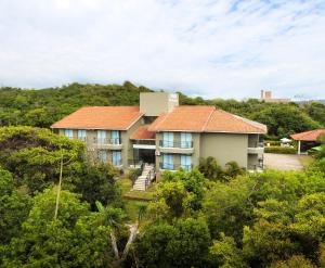 a house in the middle of the forest at Pousada Porto do Arvoredo in Florianópolis
