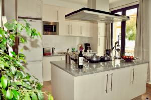a kitchen with white cabinets and a counter top at Pérola Branca in Lagos