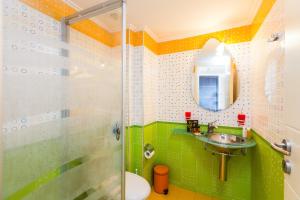 罗希姆诺Elytis Panoramic View的绿色浴室设有淋浴和水槽 更多34张照片