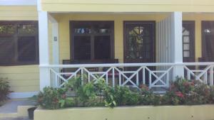 Rõdu või terrass majutusasutuses Buccaneer Beach Club