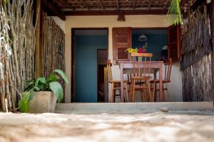 a kitchen and dining room with a table and chairs at Casa Bougainvilla in Jericoacoara