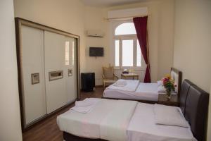 Habitación de hotel con 2 camas y ventana en Hotel Grand Royal Cairo, en El Cairo