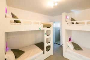 Llit o llits en una habitació de Concept Design Hostel & Suites