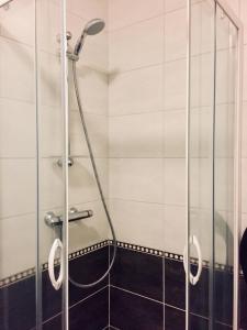 ル・モンドールにあるAppartement face aux Thermesのバスルーム(ガラスドア、シャワー付)