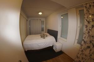 ein kleines Schlafzimmer mit einem Bett und einem Fenster in der Unterkunft Sarastus in Tornio