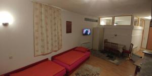 TV a/nebo společenská místnost v ubytování Apartments Dino