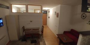 TV a/nebo společenská místnost v ubytování Apartments Dino