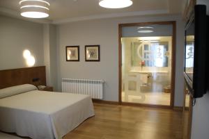 Łóżko lub łóżka w pokoju w obiekcie Hotel - Restaurante Casa Rosita