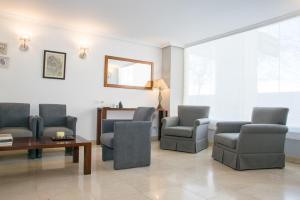 a waiting room with chairs and a table and a mirror at Hotel Brisa in A Coruña