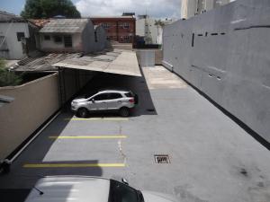 un coche blanco está estacionado en un estacionamiento en Hotel Transbrasil, en Belém