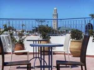 una mesa y sillas en un patio con plantas en Hôtel Central, en Casablanca
