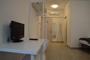 Habitación con escritorio y ordenador. en Le stanze di LaVi, en Ferrara