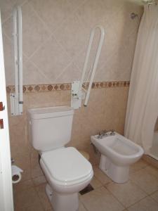 a bathroom with a toilet and a sink at Complejo Las Calandrias in Sierra de la Ventana
