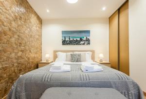 een slaapkamer met een bed met twee handdoeken erop bij FLH Bairro Alto Stylish Apartment in Lissabon