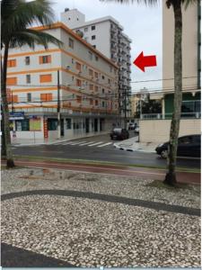 a view of a city street with a red flag at Apto Aviação com Ar-Condicionado in Praia Grande