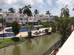 - Vistas a la piscina del complejo en Villa Privada ubicada en el campo de Golf del Hotel Vidanta Mayan Palace, en Acapulco