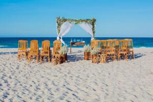um altar de casamento e cadeiras na praia em Mágica Suites em Cabo Frio