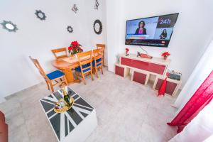 Televízia a/alebo spoločenská miestnosť v ubytovaní Homely Apartments Club Nautico
