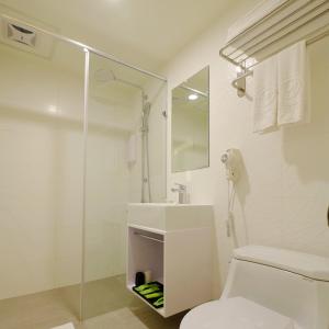 台北的住宿－璞漣商務旅館台北車站館，浴室配有卫生间、盥洗盆和淋浴。