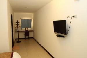 ein Zimmer mit einem Flachbildfernseher an der Wand in der Unterkunft Be Yun Tien Resort in Beigan
