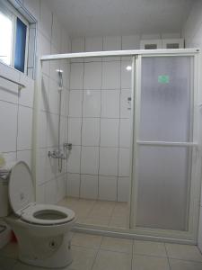 ein Badezimmer mit Dusche und Toilette in der Unterkunft Be Yun Tien Resort in Beigan