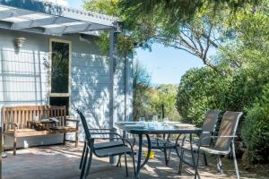 een tafel en stoelen op een patio bij Freycinet Panorama in Coles Bay