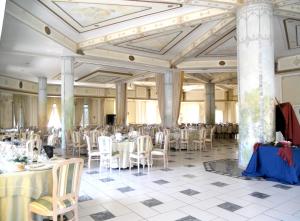 Hotel Rinascimento tesisinde bir restoran veya yemek mekanı