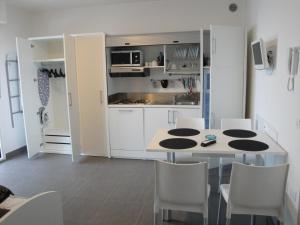 Kuchyň nebo kuchyňský kout v ubytování Residence La Nave