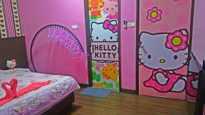 Uma cama ou camas num quarto em Hello Kitty Signature Suite