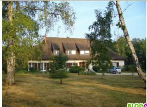 ein Haus mit einem davor geparkt in der Unterkunft Résidence Clairbois, Chambres d'Hôtes in Fère-en-Tardenois