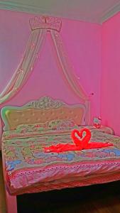 Uma cama ou camas num quarto em Hello Kitty Signature Suite