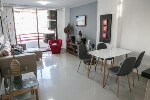 sala de estar con mesa y sillas en Apartamento Moderno con Piscina Rodadero, en Santa Marta