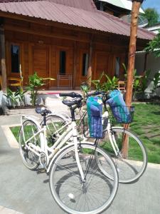dos bicicletas estacionadas frente a una casa en Villa Kinagu, en Gili Meno