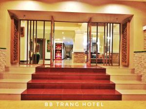 eine große Lobby mit einer Treppe, die zu einem Hotel führt in der Unterkunft BB Trang Hotel in Trang
