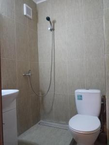 コンスタンツァにあるApartament Remaのバスルーム(シャワー、トイレ、洗面台付)