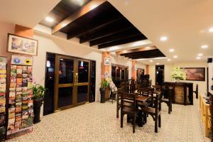 um restaurante com uma sala de jantar com mesas e cadeiras em Panna Heritage Boutique Hotel - SHA Plus em Chiang Mai